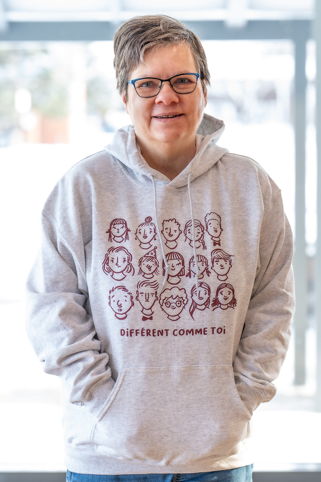 Molleton à capuchon Différent comme toi - adulte - gris pâle (illustration)