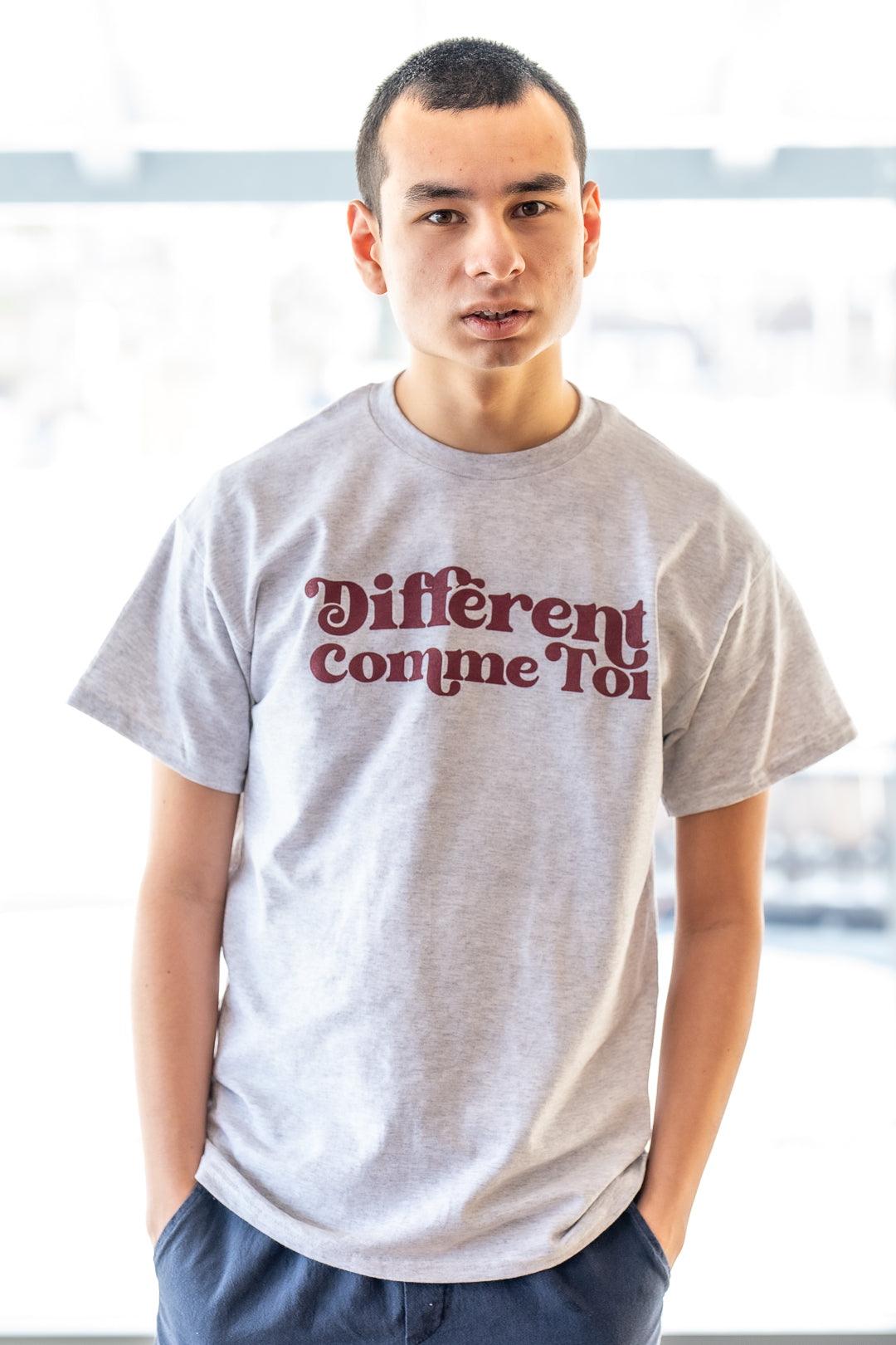 T-shirt col rond Différent comme toi - adulte - gris pâle