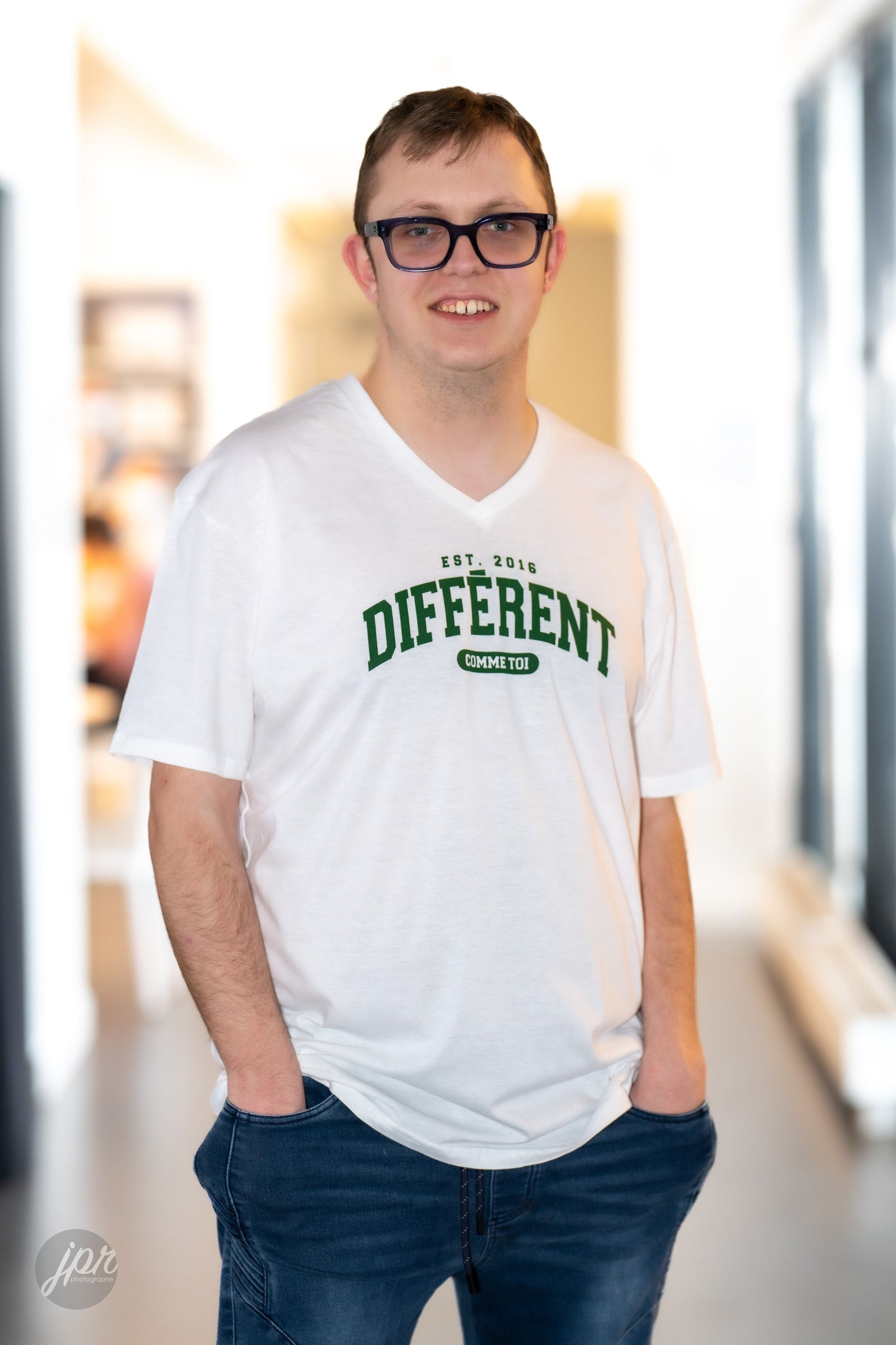 T-shirt col en V Différent comme toi - adulte - blanc et vert irlandais