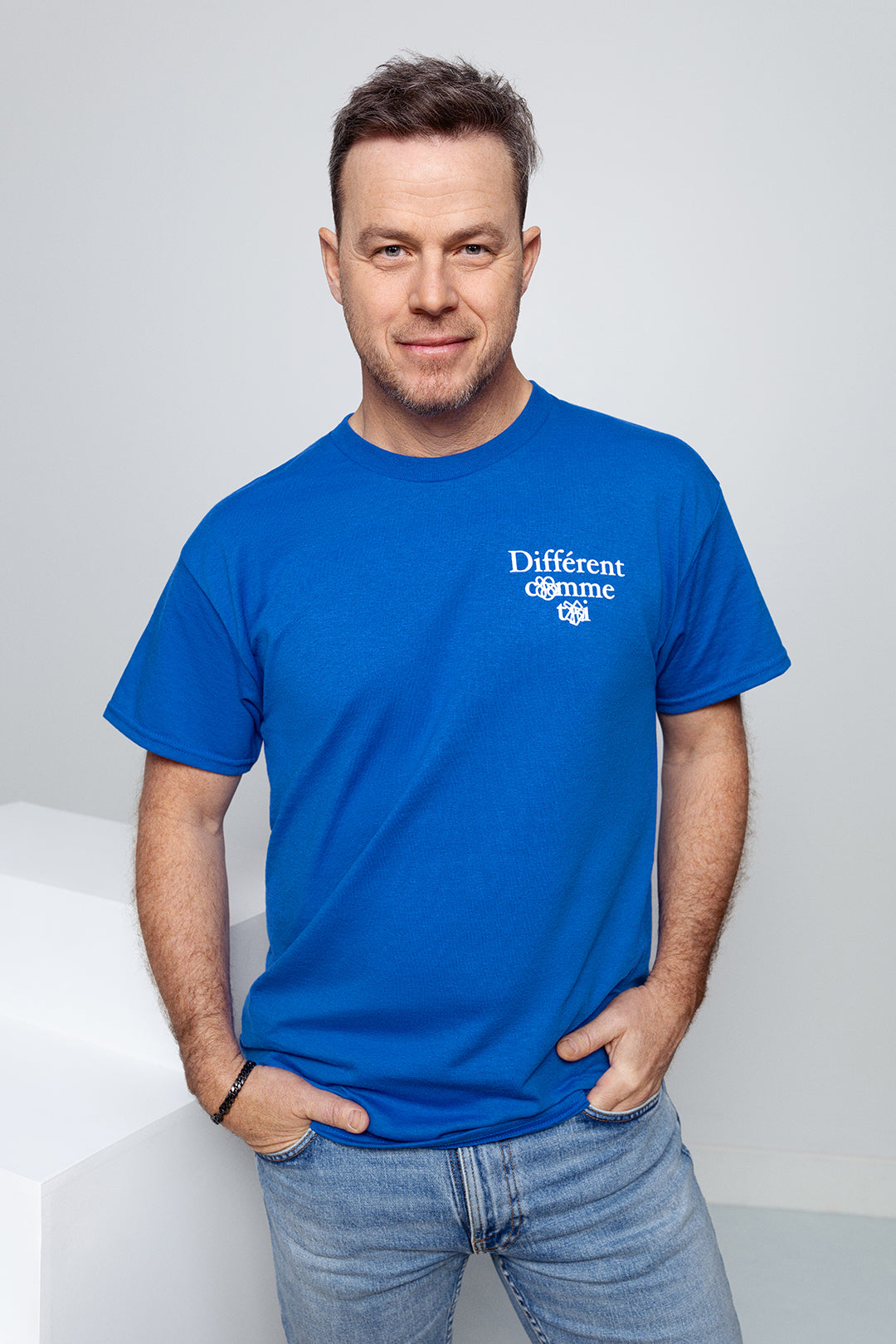 T-shirt col rond Différent comme toi - adulte - bleu royal (illustration par LeBicar)