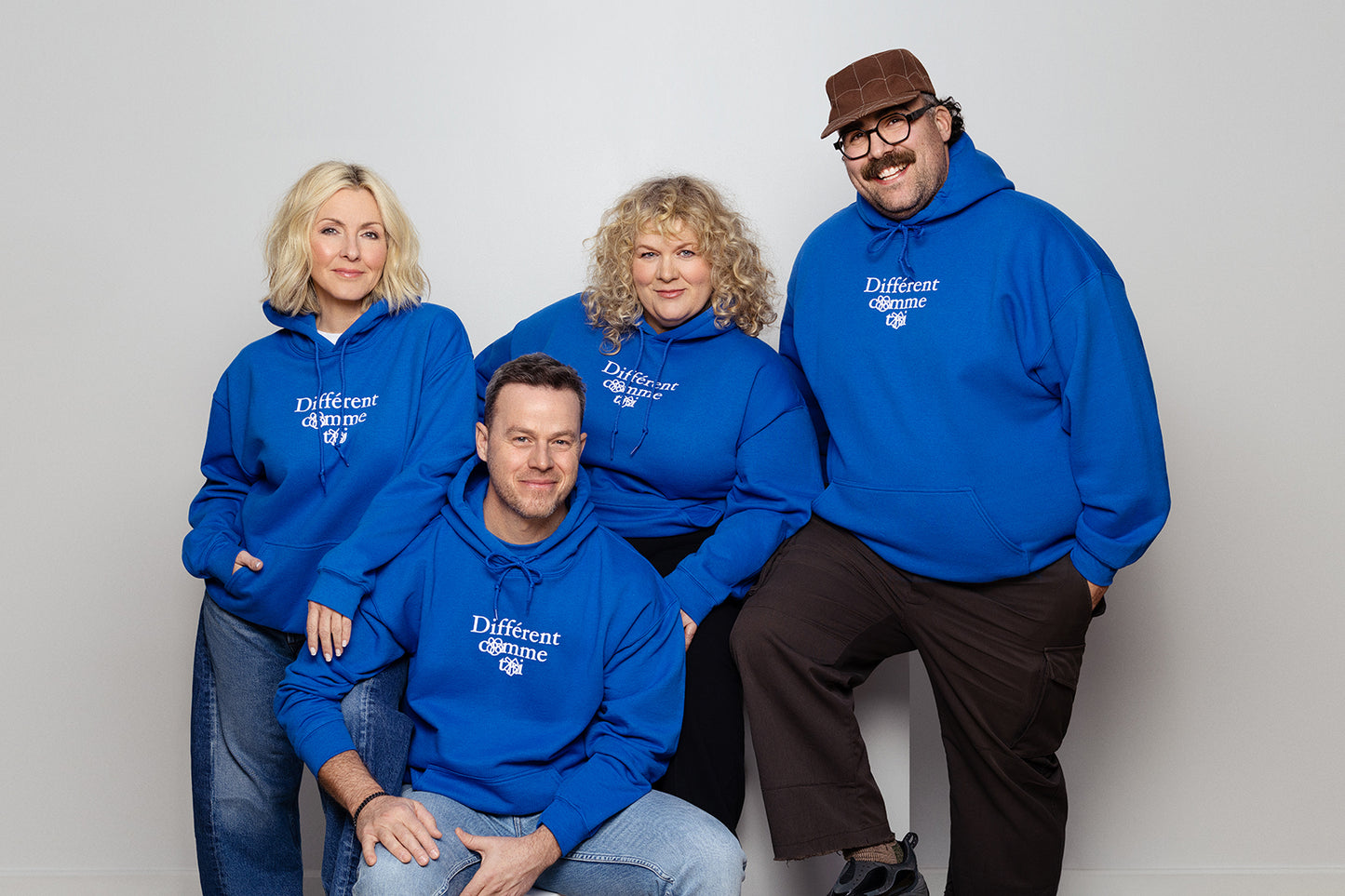 Molleton à capuchon Différent comme toi - adulte - bleu royal (illustration par LeBicar)