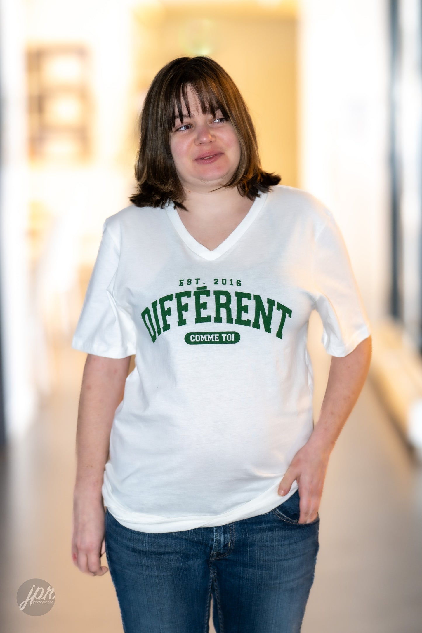 T-shirt col en V Différent comme toi - adulte - blanc et vert irlandais